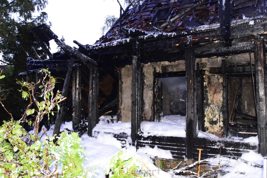 Grossfeuer Einfamilienhaus Siegburg Muehlengrabenstr P0746.JPG - Miklos Laubert